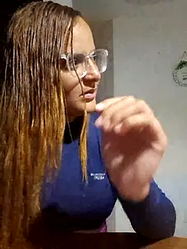 Snapshot of AliceRuivinha2 chatting on February 28, 1:47 am AliceRuivinha2 online show from February 28, 1:47 am