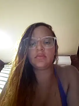 Snapshot of AliceRuivinha2 chatting on March 3, 12:59 am AliceRuivinha2 online show from March 3, 12:59 am
