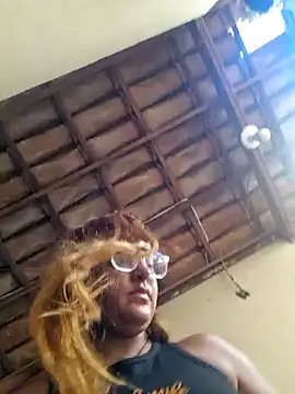 Snapshot of AliceRuivinha2 chatting on March 8, 10:00 am AliceRuivinha2 online show from March 8, 10:00 am