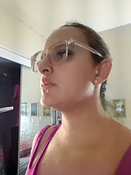 Snapshot of AliceRuivinha2 chatting on September 13, 1:11 pm AliceRuivinha2 online show from September 13, 1:11 pm