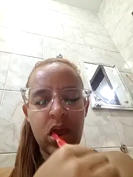 Snapshot of AliceRuivinha2 chatting on September 29, 9:14 am AliceRuivinha2 online show from September 29, 9:14 am