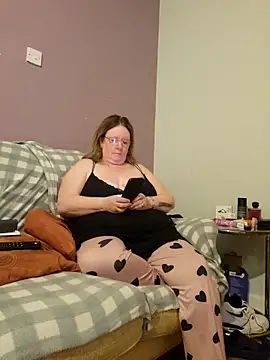 Snapshot of curvy_girl71 chatting on February 19, 8:41 pm curvy girl71 online show from February 19, 8:41 pm