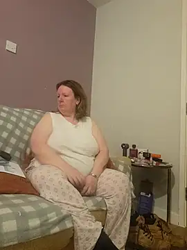 Snapshot of curvy_girl71 chatting on February 28, 7:35 pm curvy girl71 online show from February 28, 7:35 pm