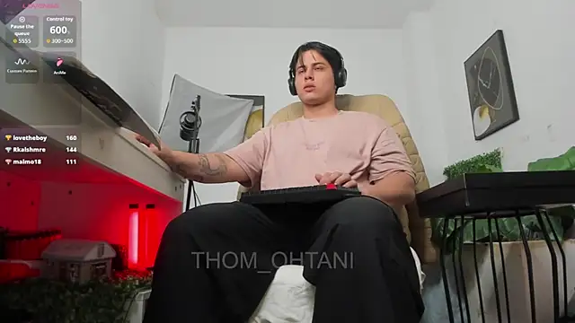 Snapshot of Thom_Ohtani chatting on June 8, 5:41 am Thom Ohtani online show from June 8, 5:41 am