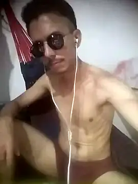 Snapshot of MagrinhoSaradoo chatting on February 4, 6:46 am MagrinhoSaradoo online show from February 4, 6:46 am