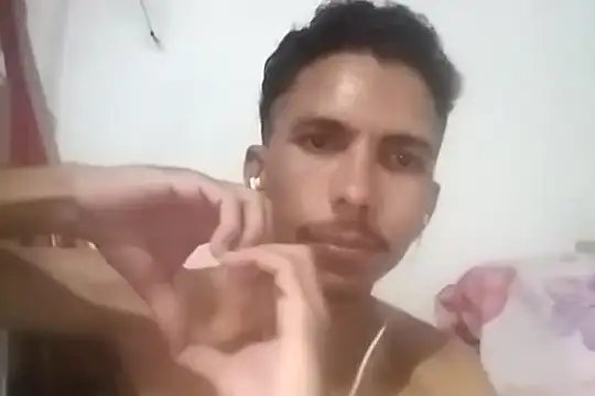 Snapshot of MagrinhoSaradoo chatting on February 5, 2:08 am MagrinhoSaradoo online show from February 5, 2:08 am