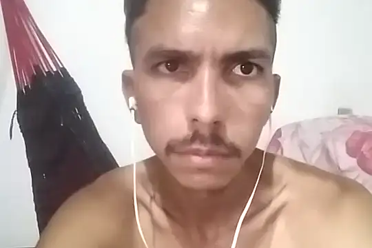 Snapshot of MagrinhoSaradoo chatting on February 14, 4:04 am MagrinhoSaradoo online show from February 14, 4:04 am