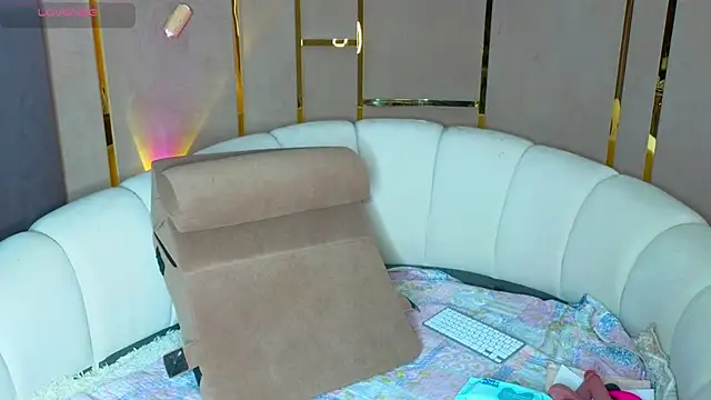 Snapshot of emilytrays chatting on June 13, 4:10 am emilytrays online show from June 13, 4:10 am