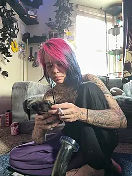 trashbrat online show from June 24, 10:09 pm