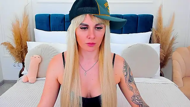 Snapshot of LiluDav chatting on February 12, 1:50 pm LiluDav online show from February 12, 1:50 pm