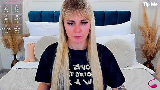 Snapshot of LiluDav chatting on March 4, 1:28 pm LiluDav online show from March 4, 1:28 pm