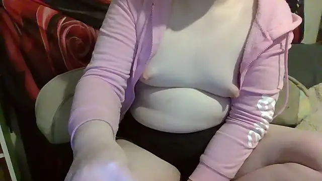 Snapshot of AverageRose chatting on June 24, 5:01 pm AverageRose online show from June 24, 5:01 pm