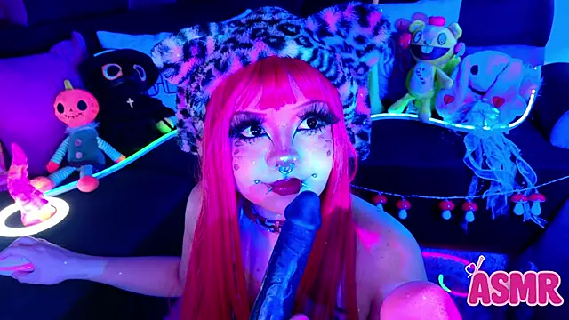 Snapshot of LaytonBox chatting on November 4, 1:43 pm LaytonBox online show from November 4, 1:43 pm