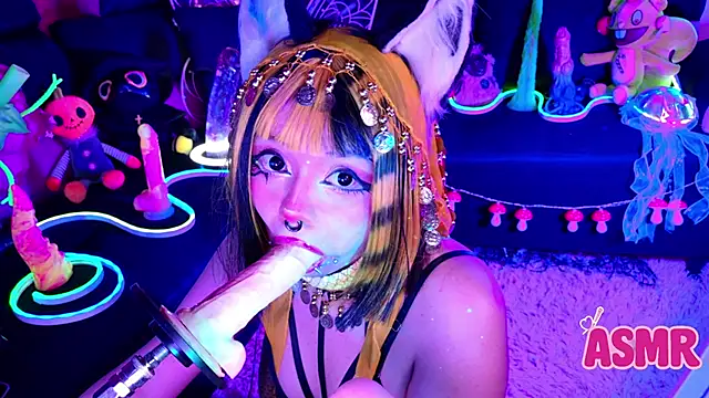 Snapshot of LaytonBox chatting on November 9, 2:26 pm LaytonBox online show from November 9, 2:26 pm