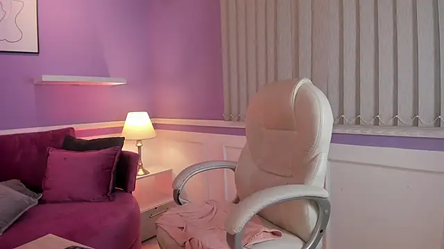 Snapshot of Emma_Walkerr_ chatting on February 8, 10:08 pm Emma Walkerr online show from February 8, 10:08 pm