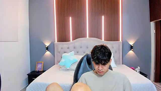 Snapshot of Tommy18__ chatting on October 22, 3:18 am Tommy18 online show from October 22, 3:18 am