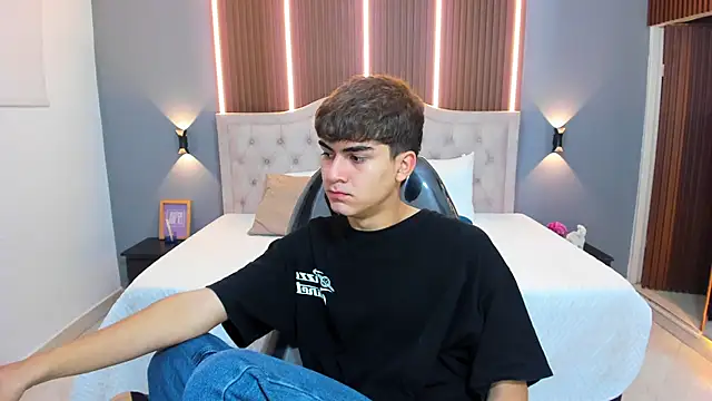 Snapshot of Tommy18__ chatting on November 12, 3:40 am Tommy18 online show from November 12, 3:40 am