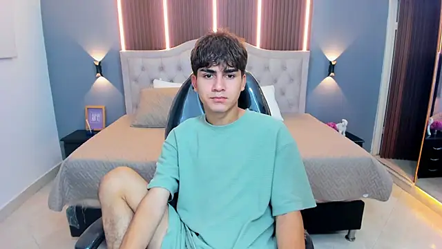 Snapshot of Tommy18__ chatting on November 25, 3:28 am Tommy18 online show from November 25, 3:28 am