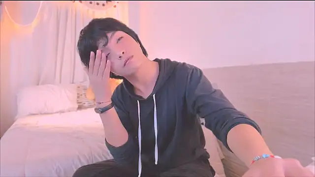 AllanYong18 online show from November 25, 5:40 am