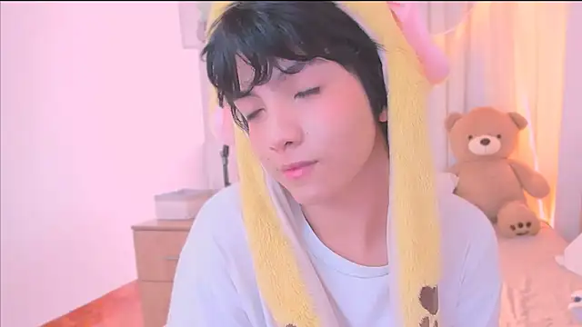 AllanYong18 online show from December 21, 8:16 pm