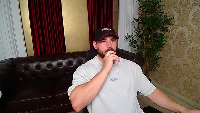 Snapshot of AdamJamesonn chatting on November 17, 5:46 am AdamJamesonn online show from November 17, 5:46 am