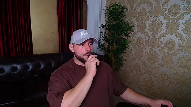 Snapshot of AdamJamesonn chatting on November 22, 5:17 am AdamJamesonn online show from November 22, 5:17 am