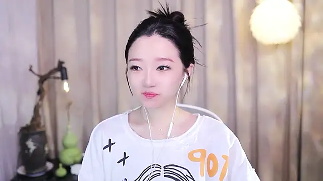 Snapshot of Zoe-99 chatting on November 3, 2:29 pm Zoe-99 online show from November 3, 2:29 pm