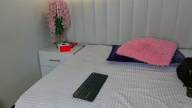 chelsea bolton  online show from July 5, 12:12 pm