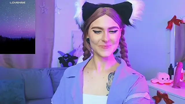 Snapshot of Emily__Mooree chatting on January 19, 7:25 am Emily Mooree online show from January 19, 7:25 am