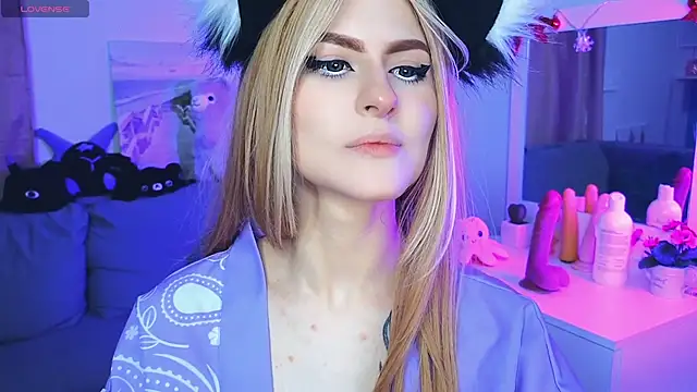 Snapshot of Emily__Mooree chatting on February 8, 7:15 am Emily Mooree online show from February 8, 7:15 am