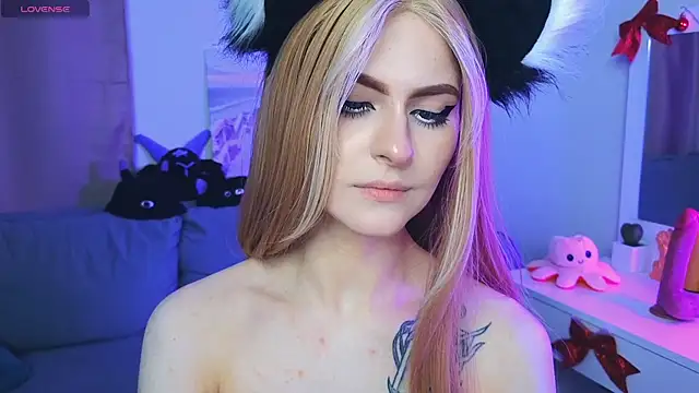 Snapshot of Emily__Mooree chatting on February 8, 10:18 am Emily Mooree online show from February 8, 10:18 am