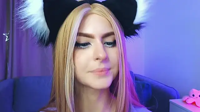 Snapshot of Emily__Mooree chatting on February 10, 7:15 am Emily Mooree online show from February 10, 7:15 am