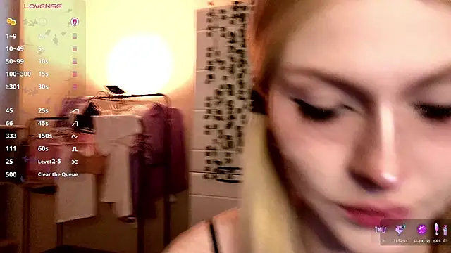 Snapshot of Emily__Mooree chatting on October 10, 8:13 am Emily Mooree online show from October 10, 8:13 am