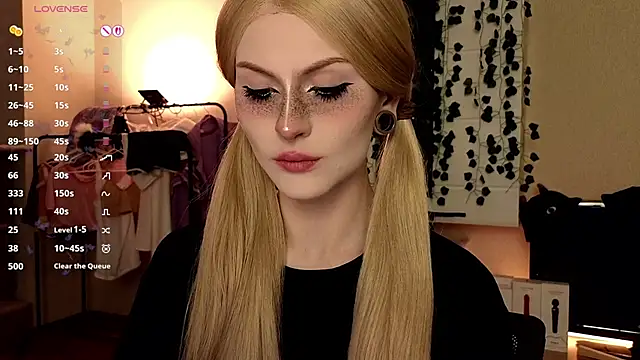 Snapshot of Emily__Mooree chatting on October 19, 9:10 am Emily Mooree online show from October 19, 9:10 am