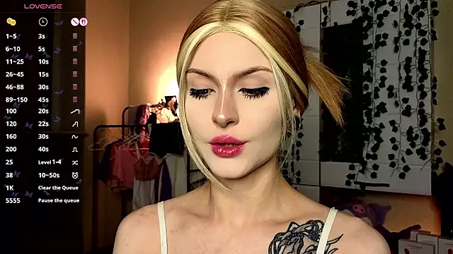 Snapshot of Emily__Mooree chatting on November 11, 3:28 am Emily Mooree online show from November 11, 3:28 am