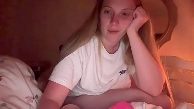 Snapshot of Ella-82 chatting on July 7, 7:29 pm Ella-82 online show from July 7, 7:29 pm