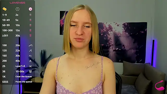 Snapshot of BeautyBlondy chatting on October 20, 12:27 pm BeautyBlondy online show from October 20, 12:27 pm