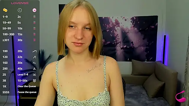 Snapshot of BeautyBlondy chatting on October 22, 12:16 pm BeautyBlondy online show from October 22, 12:16 pm