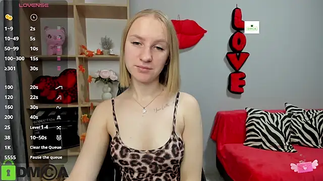 Snapshot of BeautyBlondy chatting on November 4, 1:10 pm BeautyBlondy online show from November 4, 1:10 pm