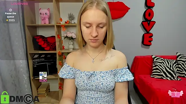 Snapshot of BeautyBlondy chatting on November 16, 12:55 pm BeautyBlondy online show from November 16, 12:55 pm