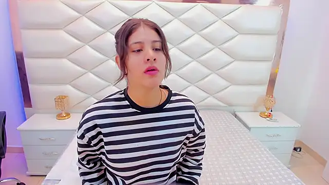 Snapshot of MiaQueen021 chatting on January 24, 12:20 pm MiaQueen021 online show from January 24, 12:20 pm