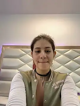 Snapshot of MiaQueen021 chatting on February 7, 6:45 pm MiaQueen021 online show from February 7, 6:45 pm