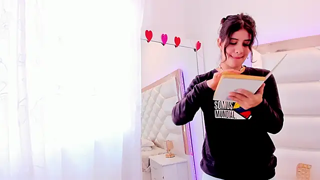 Snapshot of MiaQueen021 chatting on February 19, 3:49 pm MiaQueen021 online show from February 19, 3:49 pm