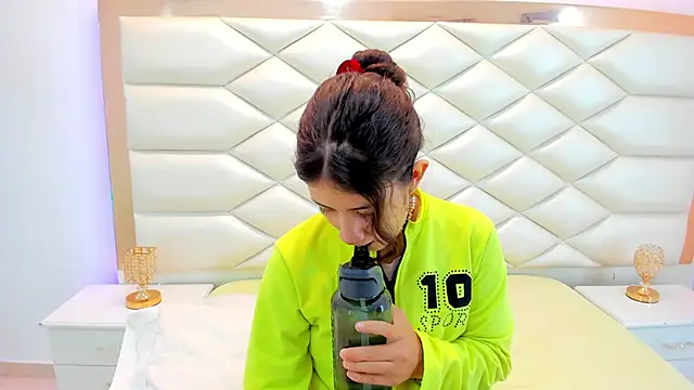 Snapshot of MiaQueen021 chatting on February 21, 12:28 pm MiaQueen021 online show from February 21, 12:28 pm