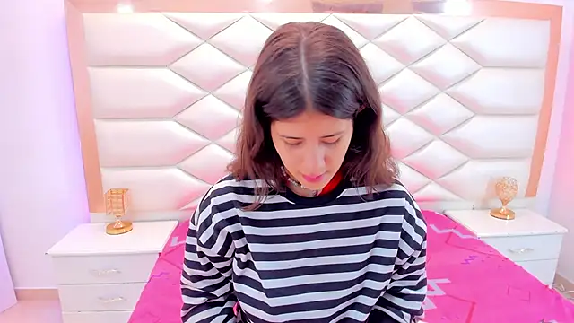 Snapshot of MiaQueen021 chatting on March 4, 12:22 pm MiaQueen021 online show from March 4, 12:22 pm