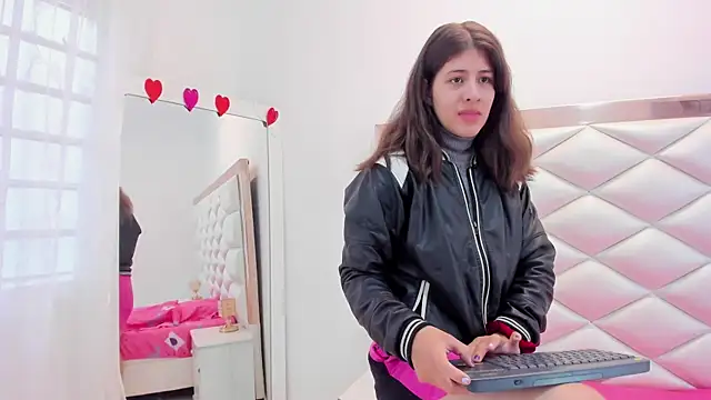 Snapshot of MiaQueen021 chatting on March 5, 12:33 pm MiaQueen021 online show from March 5, 12:33 pm