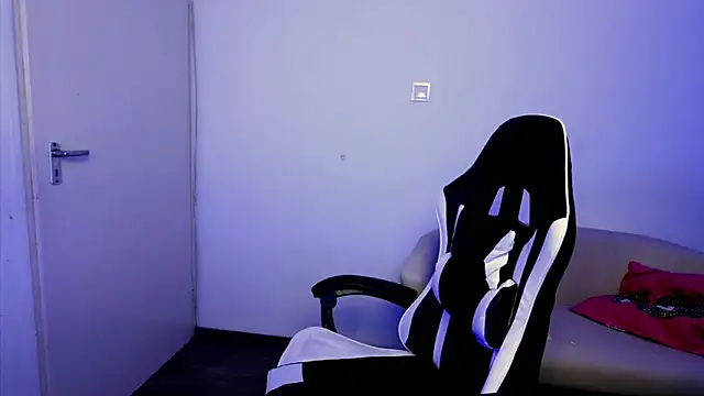 Snapshot of ShyHotNerd chatting on November 10, 1:15 am ShyHotNerd online show from November 10, 1:15 am