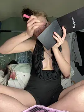 VioletxBlue online show from April 28, 12:32 pm