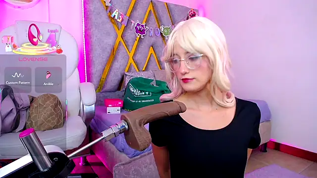 Snapshot of SussanHottye1_ chatting on November 30, 11:14 am SussanHottye1 online show from November 30, 11:14 am