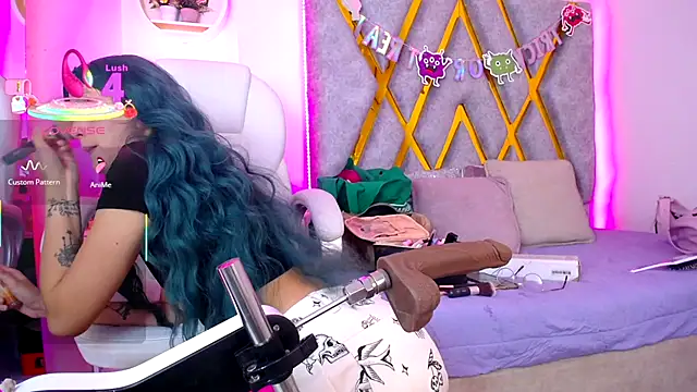 Snapshot of SussanHottye1_ chatting on December 5, 10:24 am SussanHottye1 online show from December 5, 10:24 am